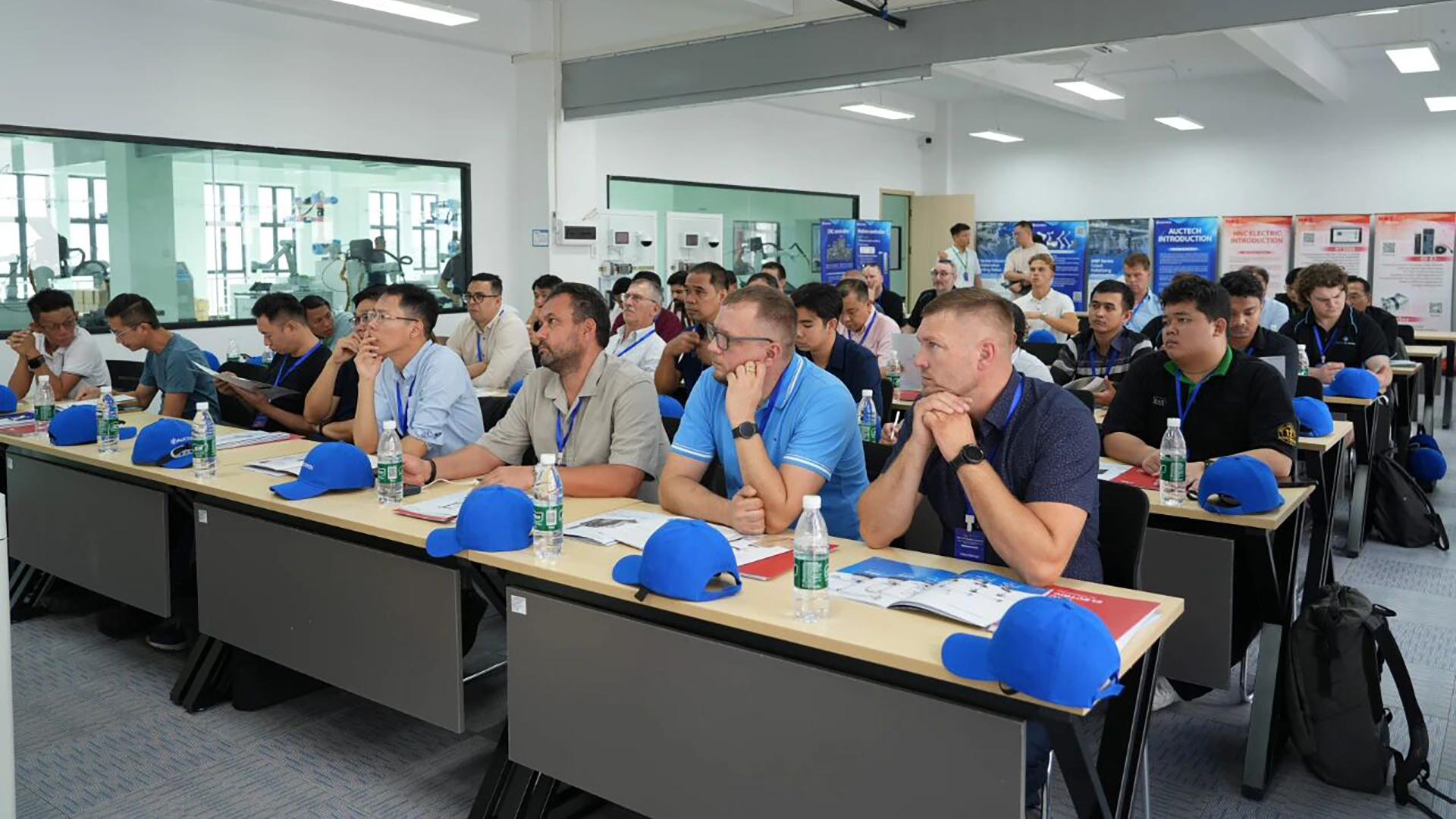 12国学员齐聚智能装备院，共探智能焊接未来