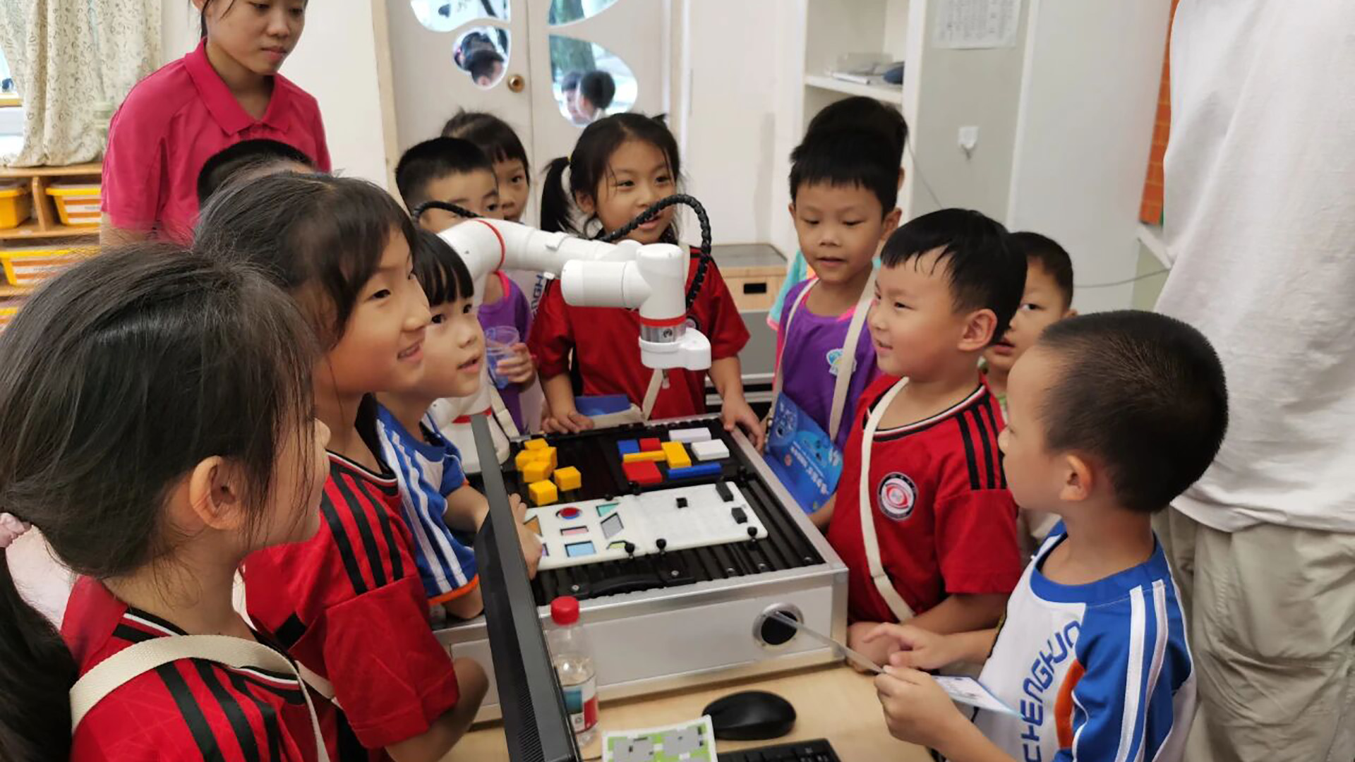 深化科普教育，点燃科技梦想。我院走进市机关幼儿园开展机器人科普教育活动