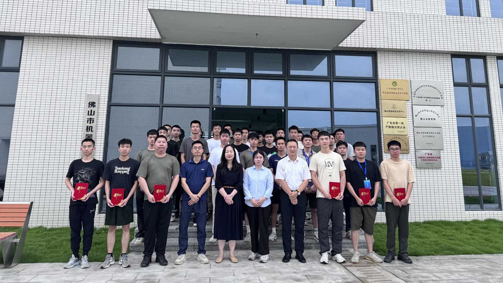 祝贺退役军人人工智能及工业机器人应用编程技能培训班圆满结业